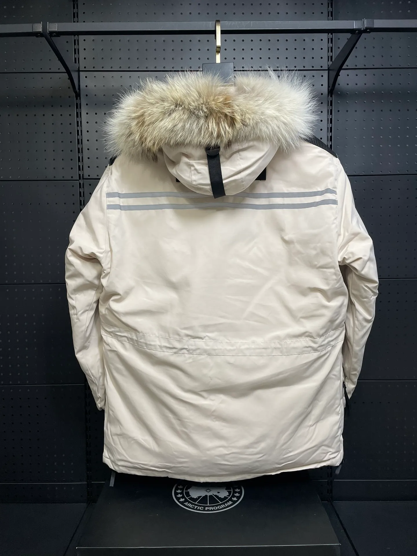 P1060 CANADA GOOES 🇨🇦ⒿⓅⓈ manufactures 10 models of snow curse men and women couples. Factory direct supply: supplying global purchasing agents, micro-business, entities, Tmall, high-end stalls and studio cooperation, free shipping! There are 10 types of Canada Goose Snow Mantra parkas for men and women, the Rolls-Royce of down jackets. ➖ Industry-leading anti-counterfeiting chip sensing. ➖ Imported Behringer embroidery machines and customized embroidery labels, the highest level and industry leading. ➖ Imported Korean 21-count polyester-cotton blended original fabric, TC85 waterproof coated fabric, water-repellent, windproof and wear-resistant. ➖ The new national standard 90 white duck down has an average down filling of 300 grams. The amount of down filling is industry-leading. ➖ 100% nylon lining with double double-layer sealing design to prevent velvet running, and seamless thread design on the cuffs! ➖ Yoshida YKK provides original factory-customized electroplated sliders. YKK two-way lockable zippers are tight and smooth and do not peel off paint. ➖ 3M composite Velcro is durable and the accessories and hardware are all custom-made. Note: Our copywriting is only simple and clear. Instead of bragging about the copywriting, it is better to compare and understand with samples. Only for the purest goose, the most dedicated, the most professional, the highest quality, the highest cost performance! SIZE:XS-XXL [with size chart]